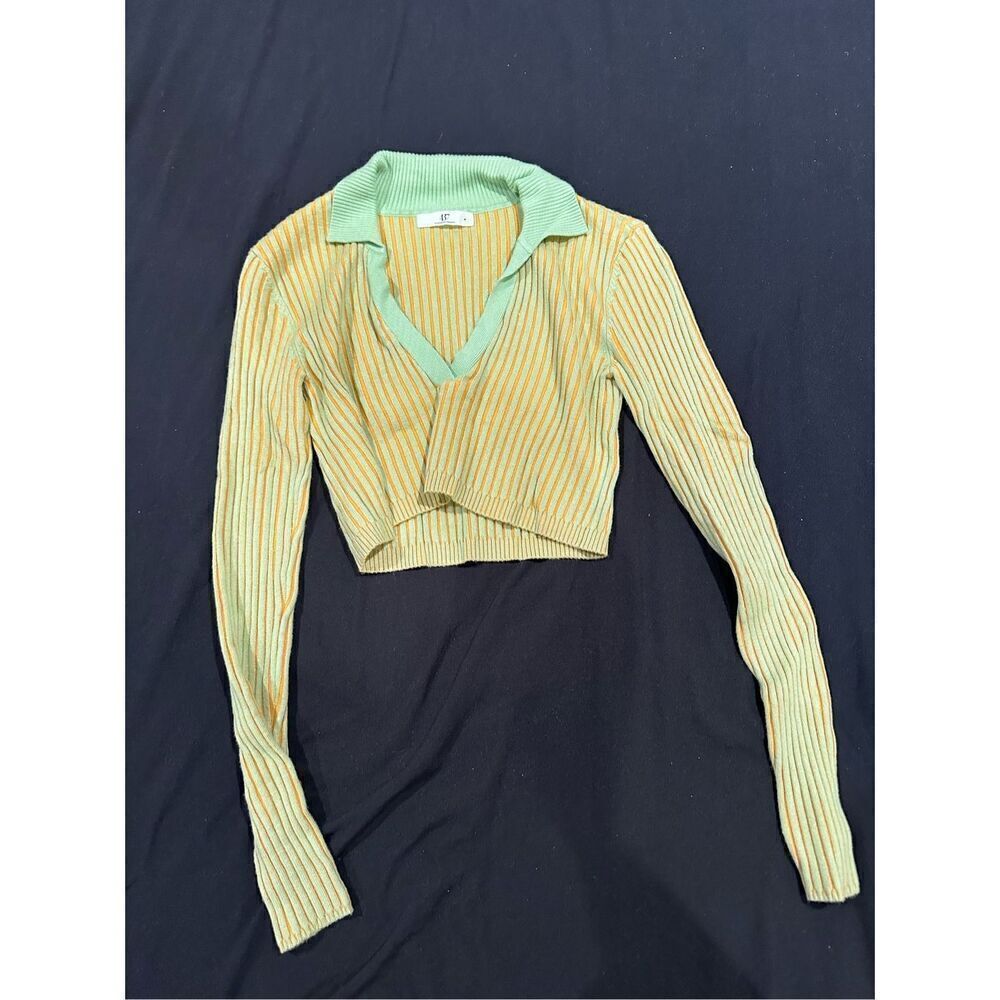437 size S long sleeve cropped collared top green and orange